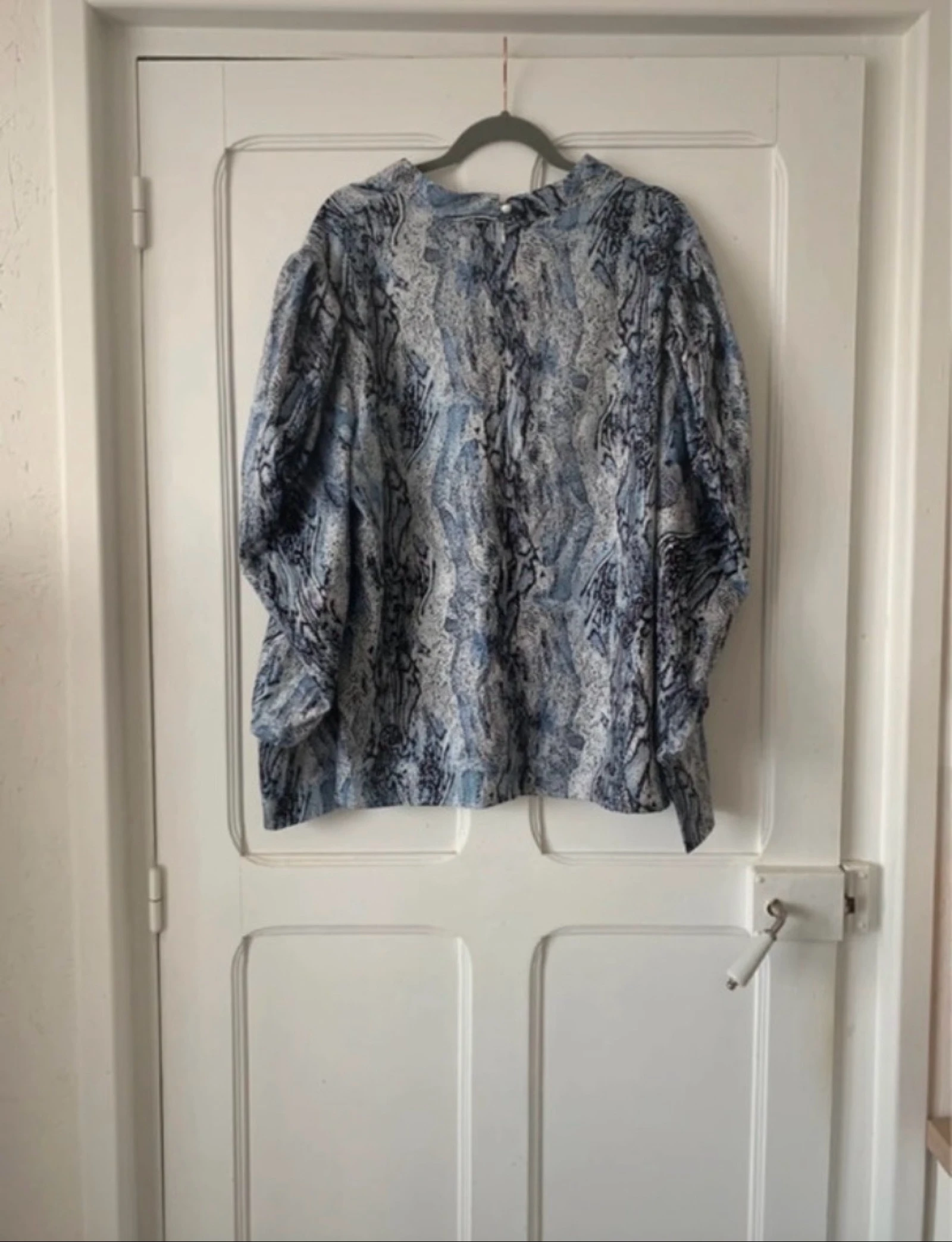 Prachtige blauwe python blouse met lange mouwen voor dames - Maat 3XL Curve – photo 2